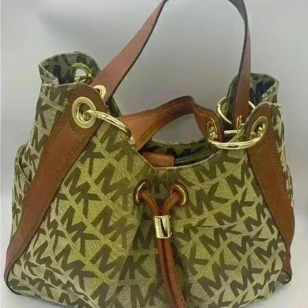 Michael Kors Authentic Monogrammed Bag. Tan Color - Picture 3 of 11
